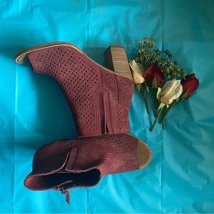 TOMS / Burgundy Peep Toe Laser Cut Out Suede Block Heel Ankle Booties / Size 9
